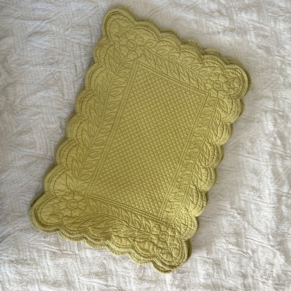 Sur La Table Green Floral Quilted Scalloped Placemats - Set of 5 - Picture 5 of 8